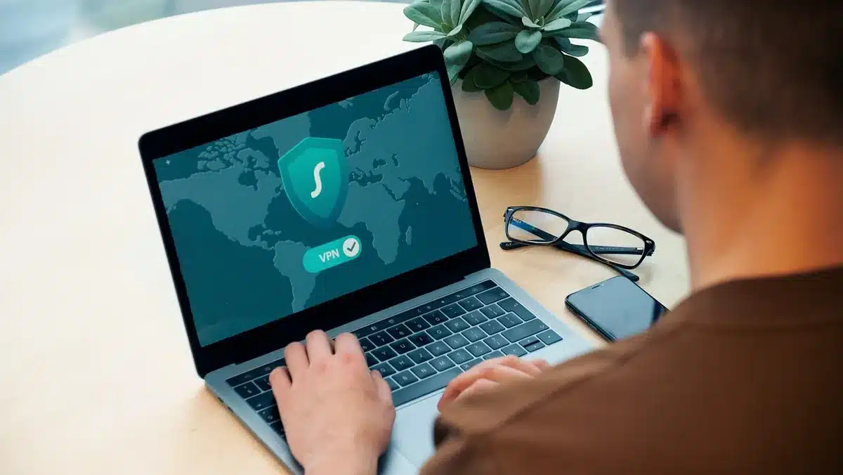 Persona che usa una VPN su laptop per una connessione sicura
