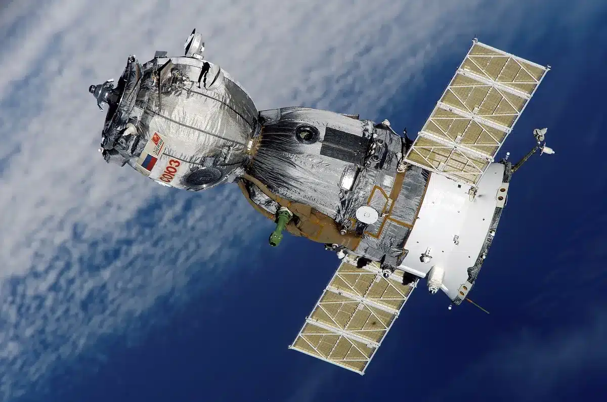 Piattaforma orbitale che rilascia satelliti e piccoli CubeSat in orbita