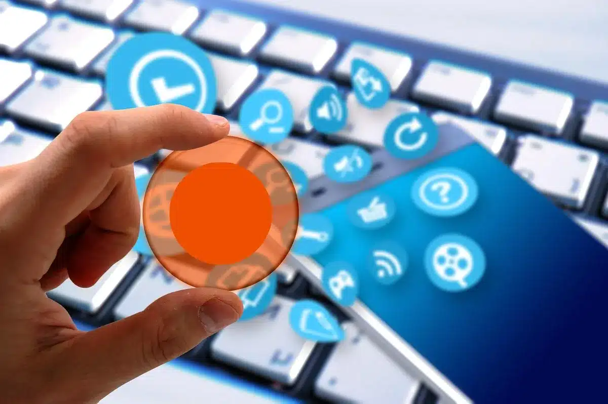 Occhiali con elettronica nelle aste e pulsanti, vista ravvicinata