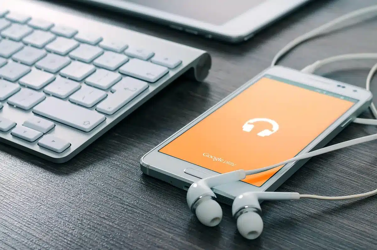 Auricolare leggero indossato da un runner, vista laterale che mostra l'archetto