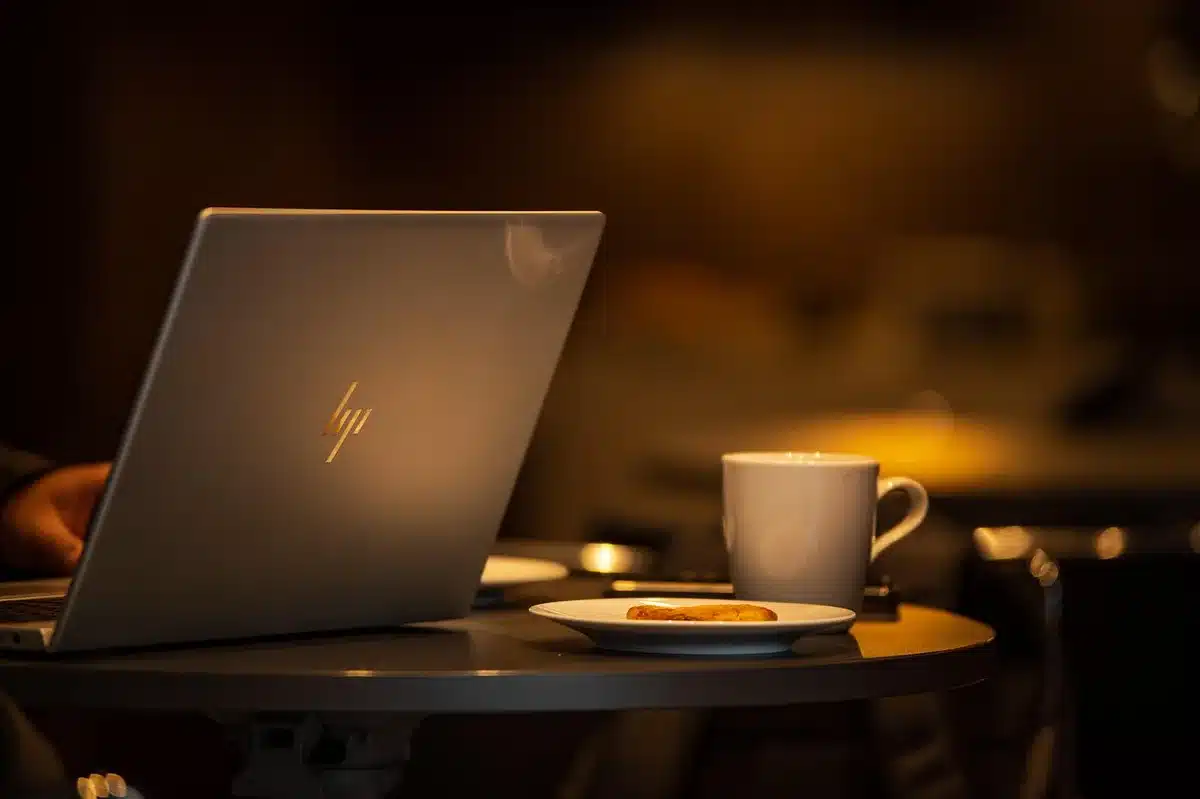 Computer portatile connesso a un hotspot Wi‑Fi pubblico in un bar