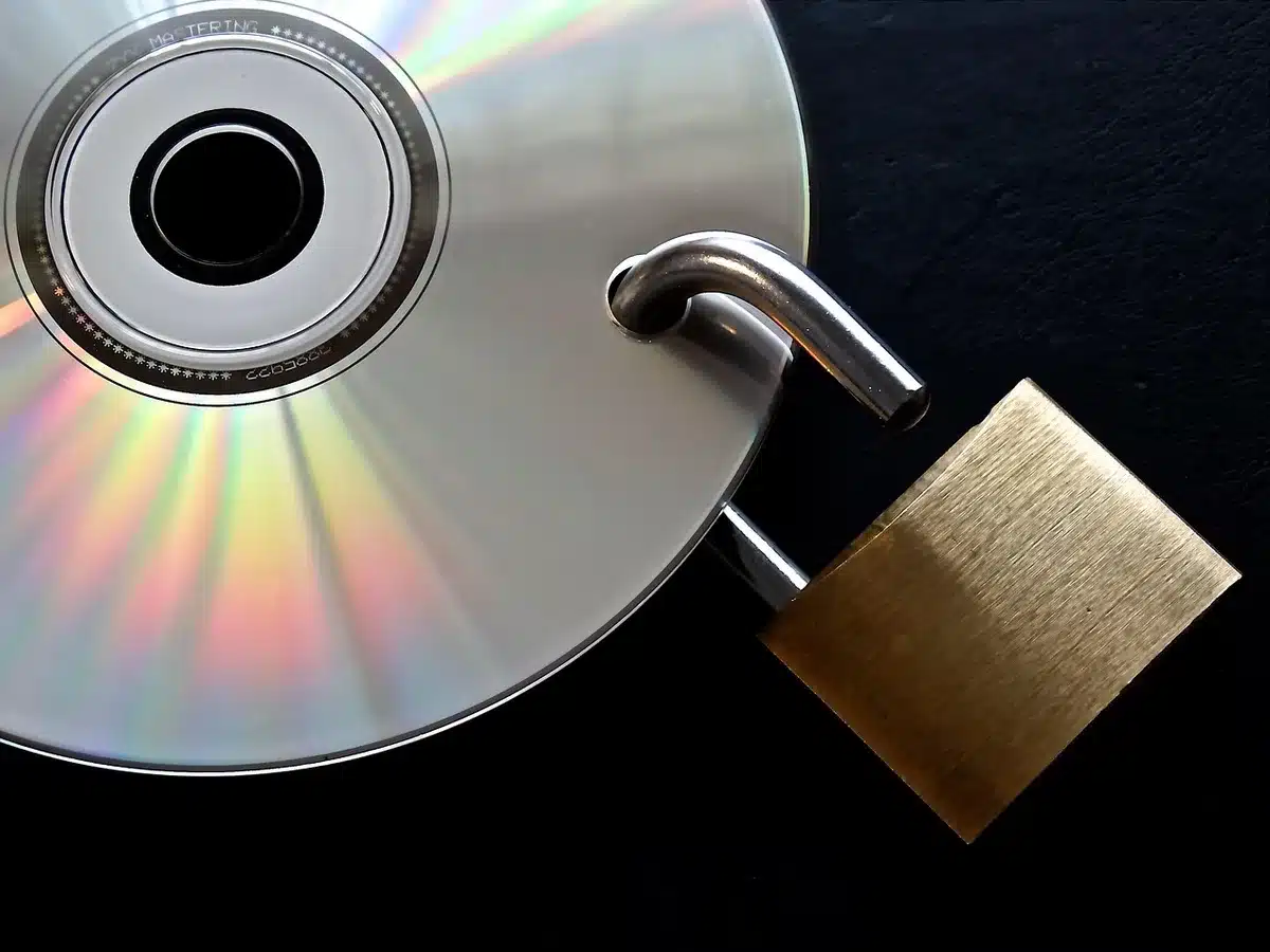 Schermata simbolica di cifratura dati e VPN su un laptop