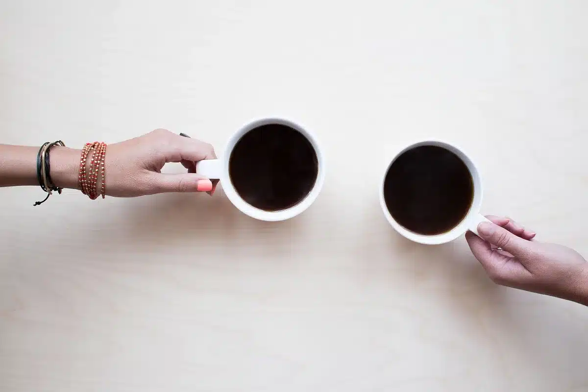 Interno di un bar con persone che conversano, punto d'incontro sicuro