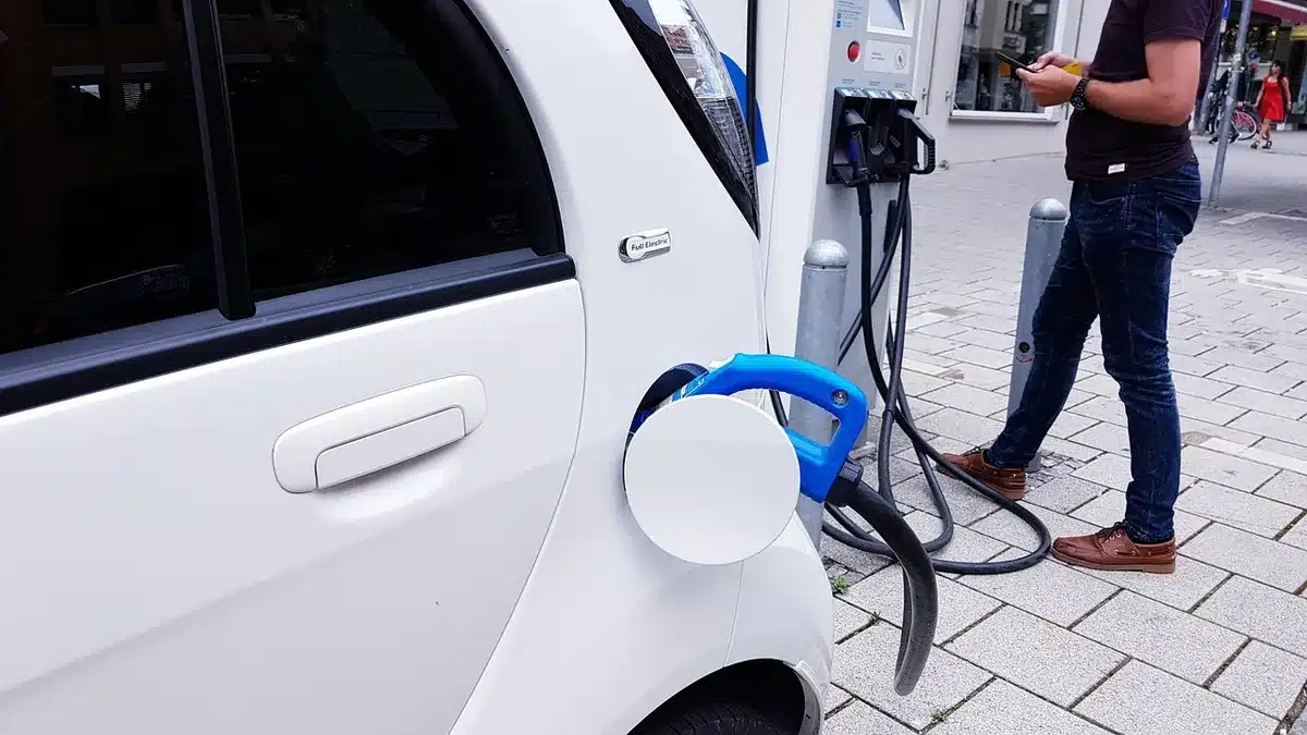 Due auto, una elettrica e una termica, affiancate in un garage moderno