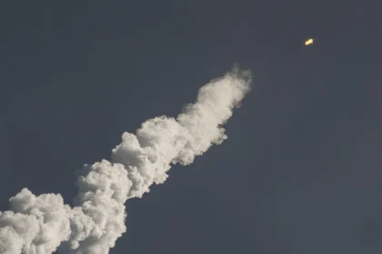 Silhouette di una rampa di lancio e moduli satellitari su un banco tecnico