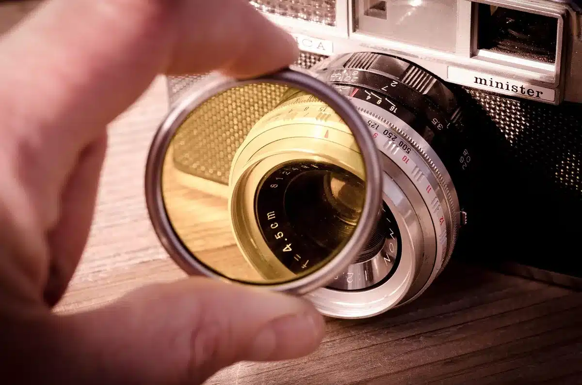 Tre sensori posteriori di uno smartphone con marchio Leica visivamente ispirato