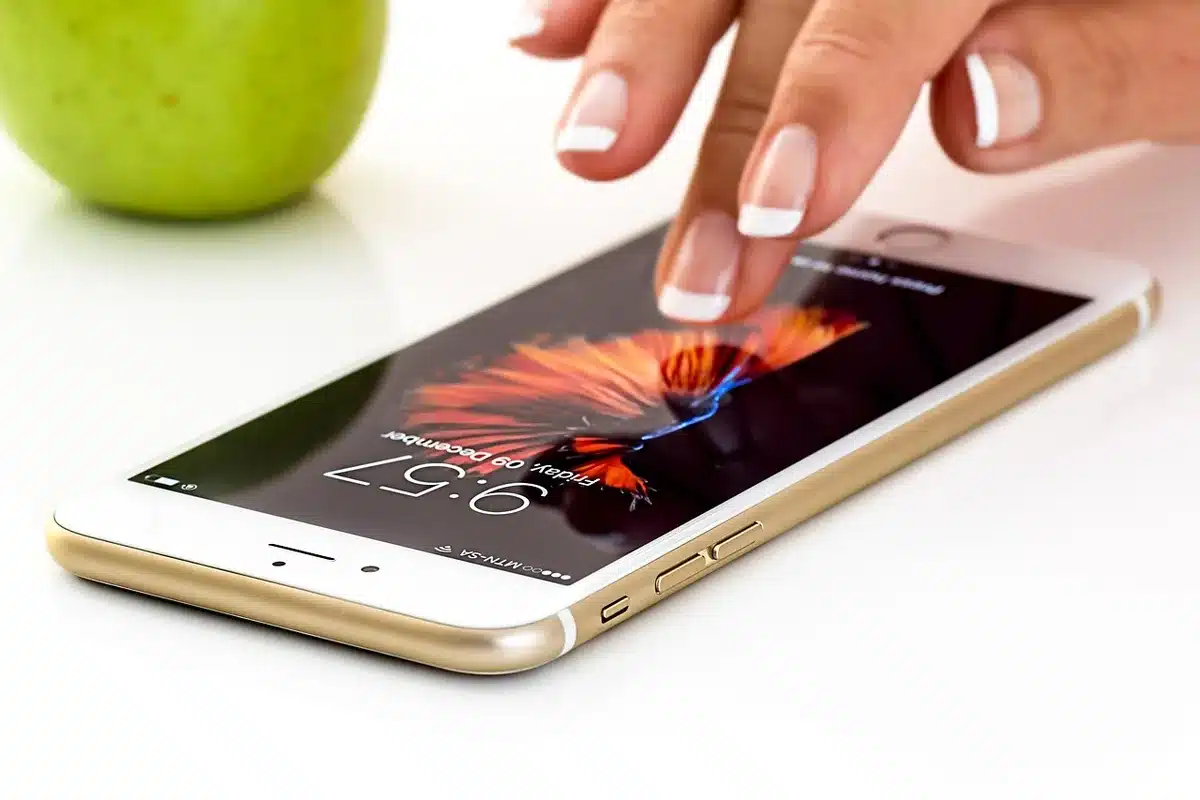 Utente che aggiorna le impostazioni di sicurezza e le app su uno smartphone