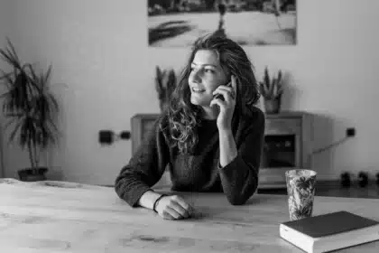 Smartphone in controluce con notifiche sullo schermo in un interno domestico
