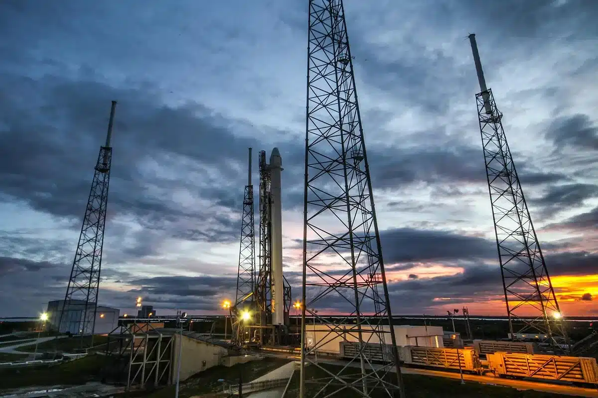 Vista del complesso di lancio SLC-40 con il razzo al pad prima del decollo