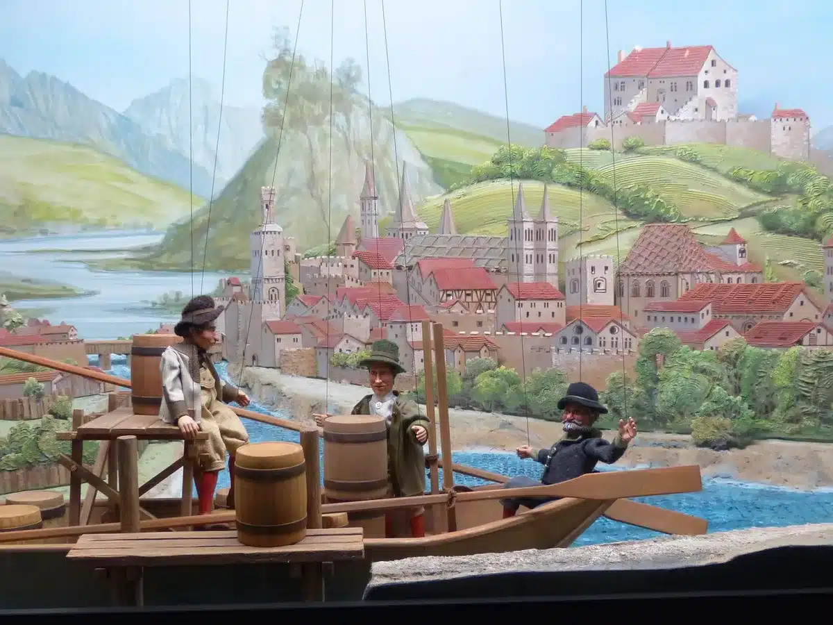 Primo piano su pupazzi artigianali per stop-motion e dettagli di scenografia