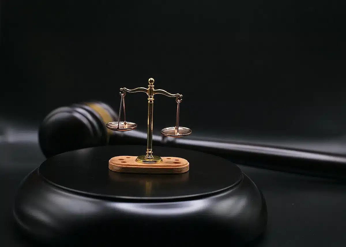 Buste e documenti legali impilati, simbolo di una causa del lavoro