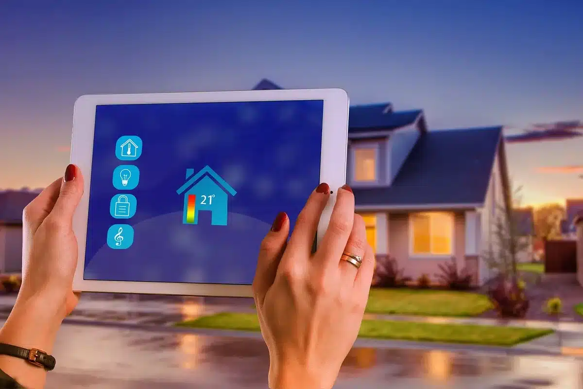 Silhouette di tecnici che consultano dati su tablet in una sala di controllo con modello di satellite