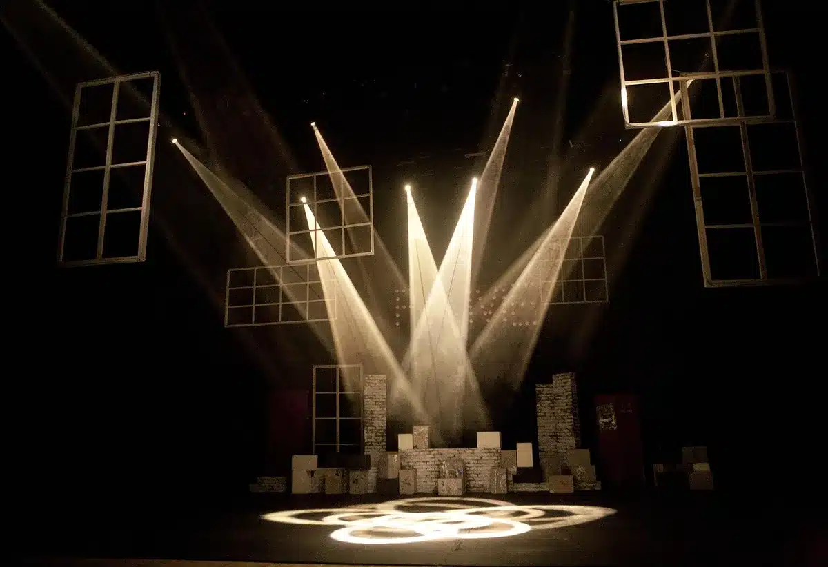 Palco e luci di un festival musicale che evocano Sanremo