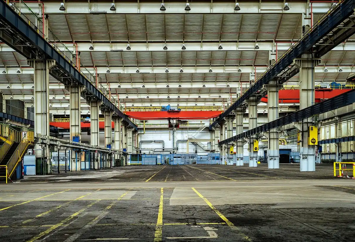 Interno di una fabbrica auto con catena di montaggio vicino al mercato