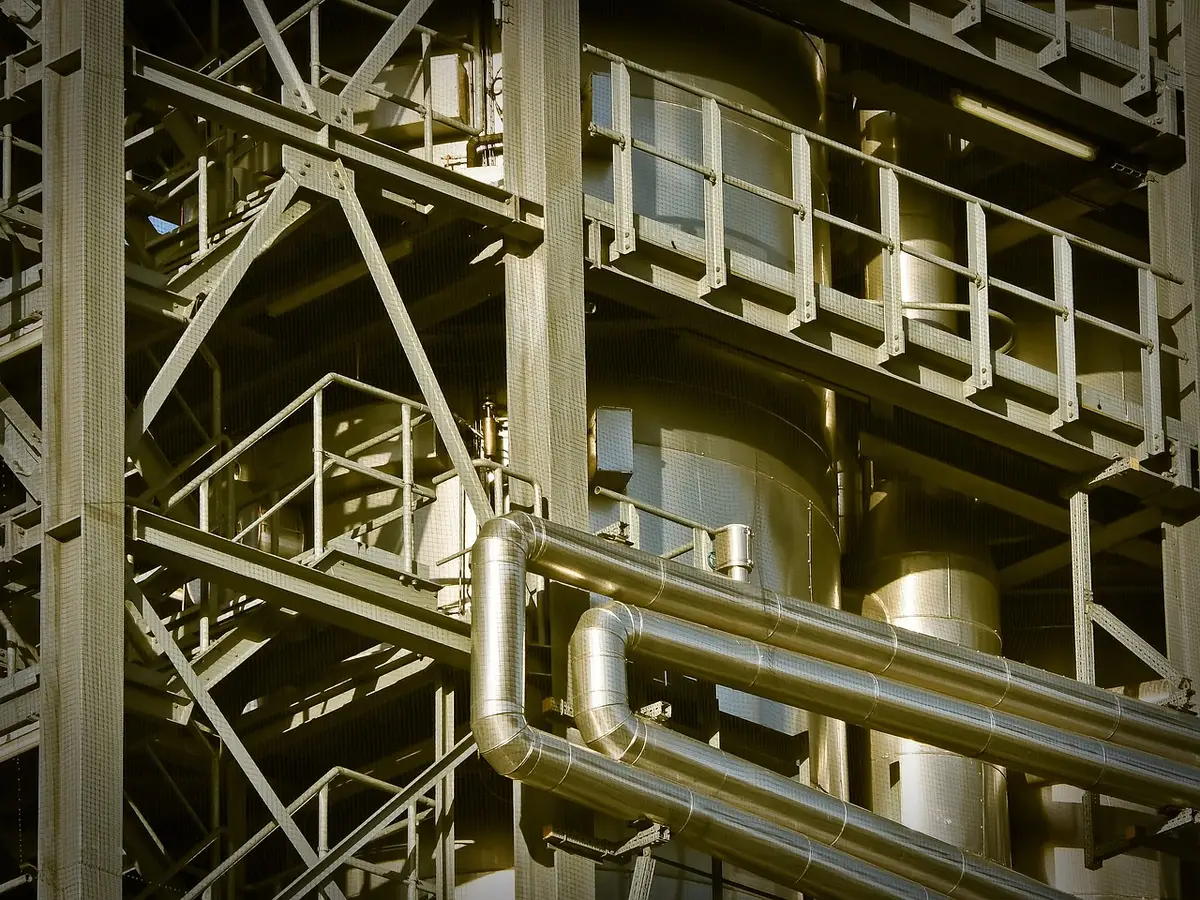 Stabilimento produttivo automobilistico europeo con insegne anonime