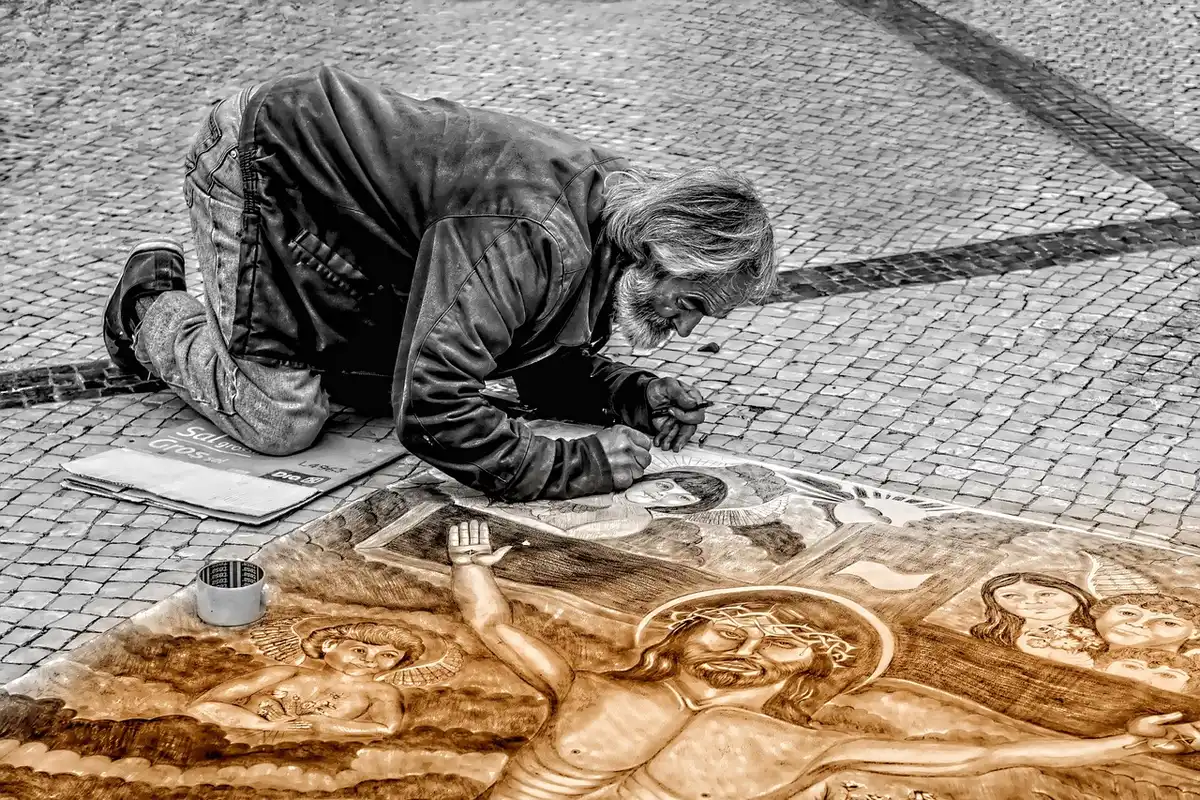 Mani e strumenti di un autore di fumetto mentre disegnano un poster