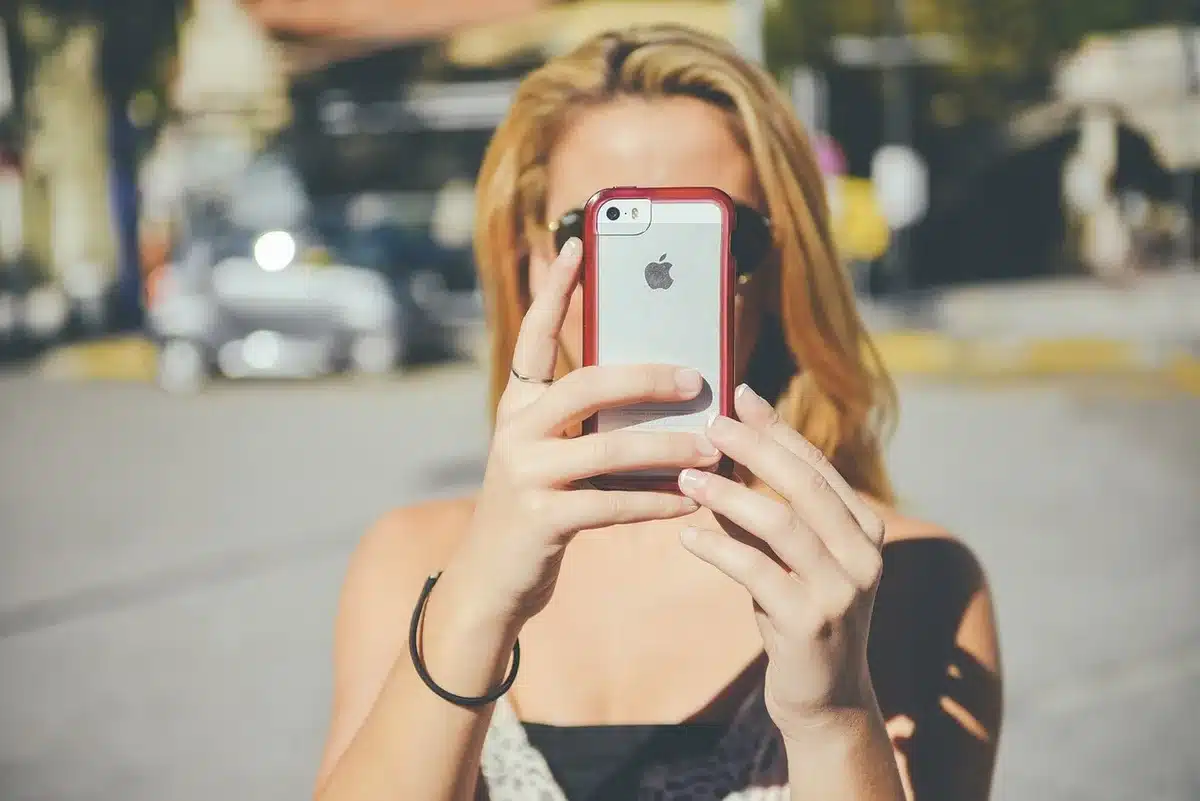 Smartphone con SMS di consegna sospetto sullo schermo