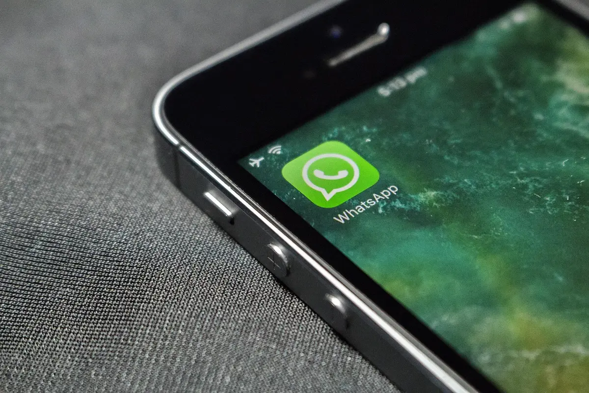 Schermata di smartphone con messaggio da numero sconosciuto