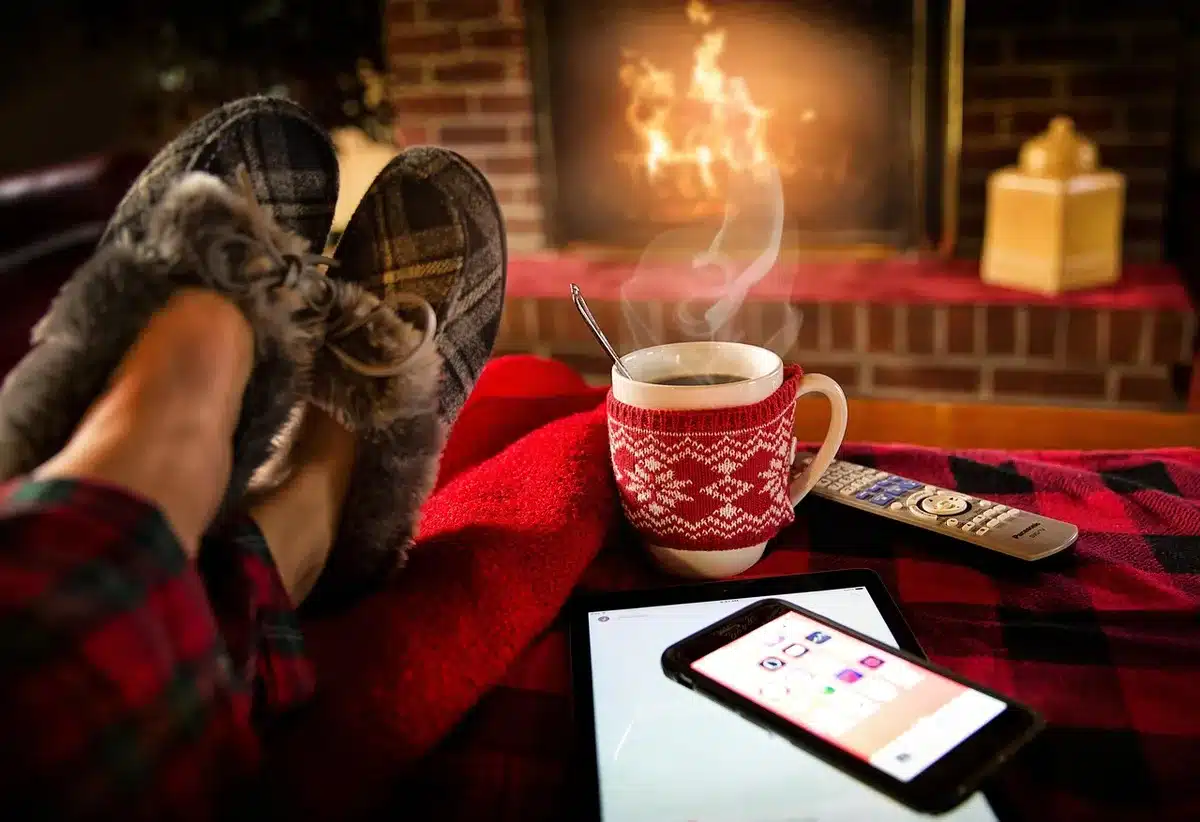 Mani anonime con smartphone che mostra notifiche e documento digitale sfocato sullo sfondo