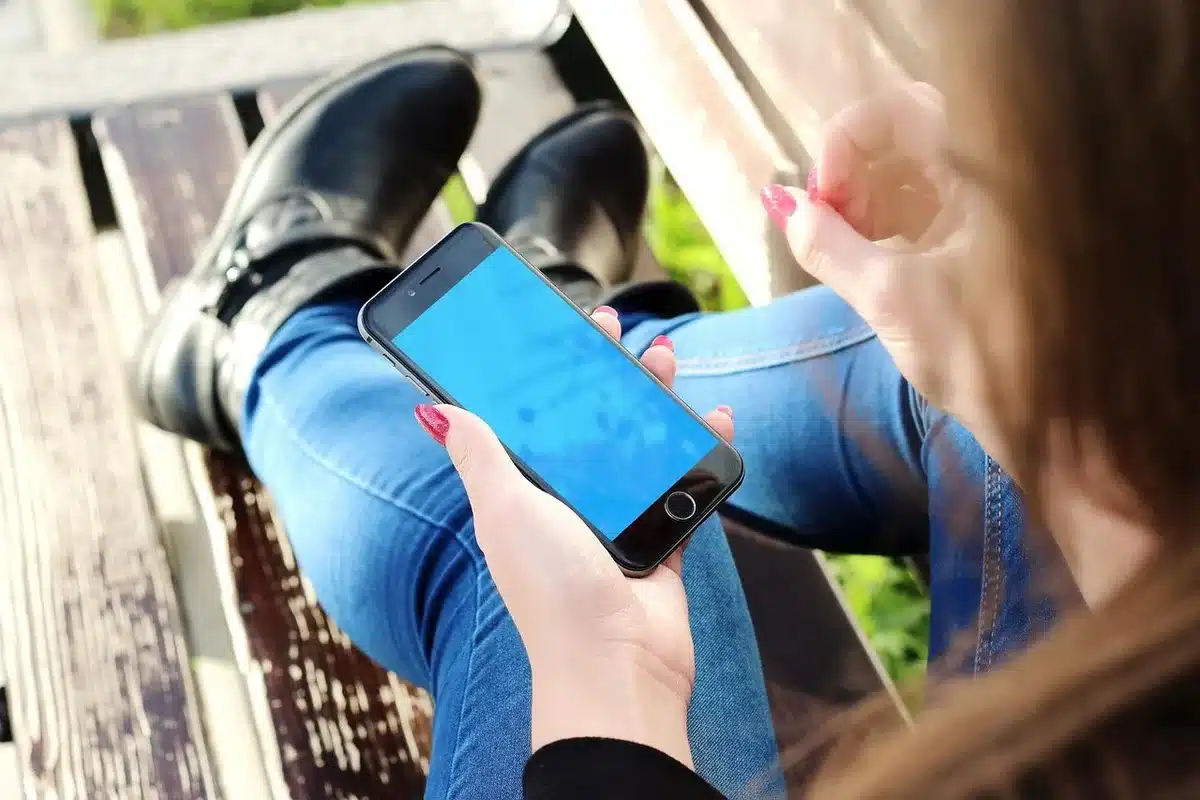 Persona che cambia password su smartphone
