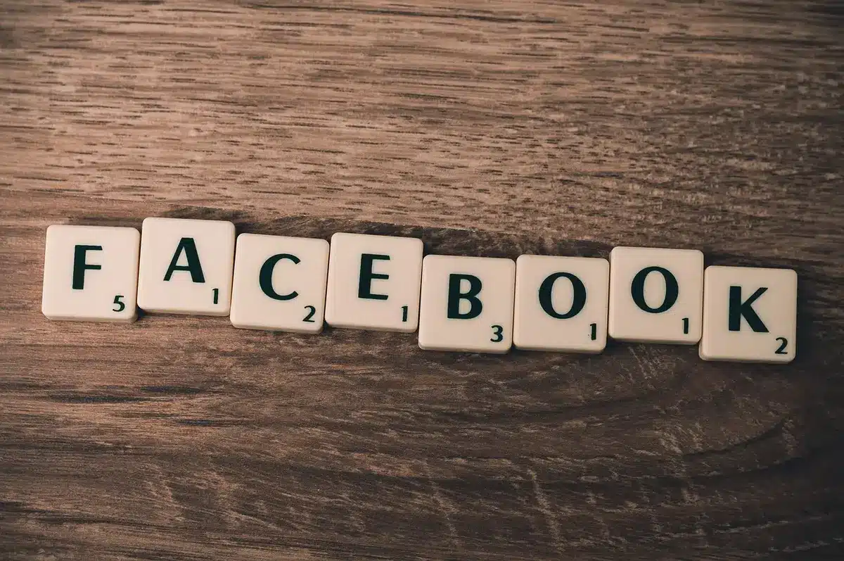 Pagina web alterata con contenuti non autorizzati su schermo