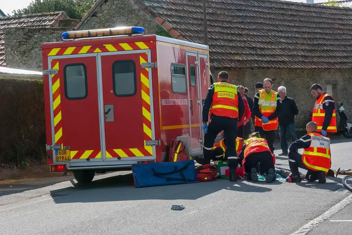 Checklist di risposta a incidente su schermo con mano che prende appunti