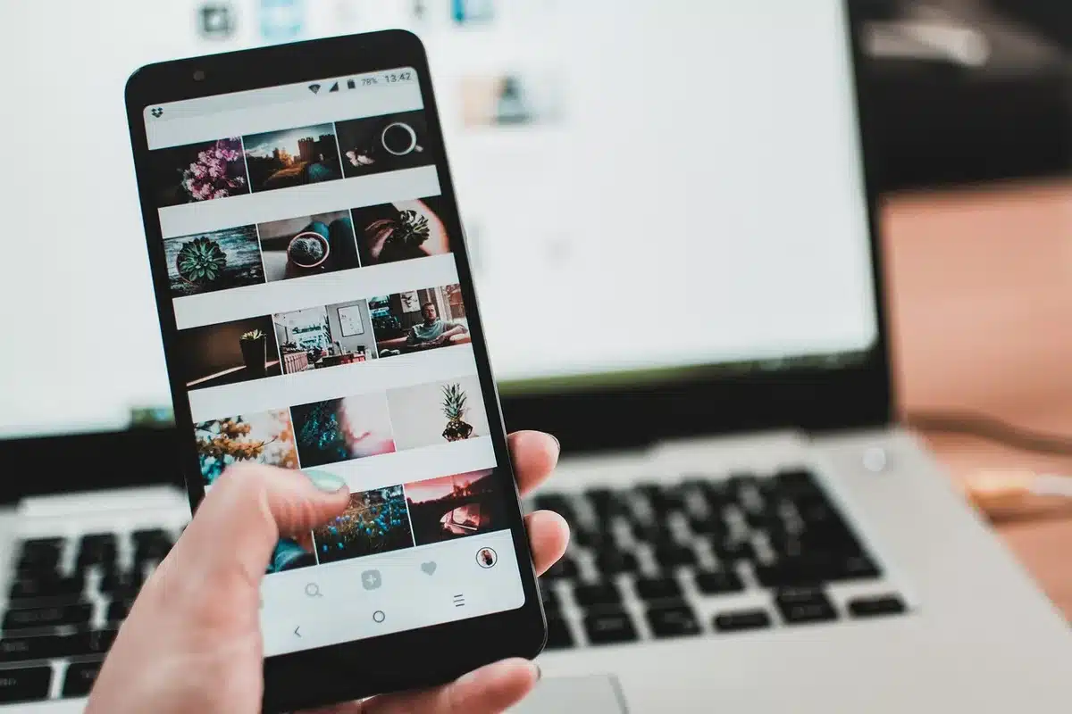 iPhone con app Comandi aperta e automazioni visibili
