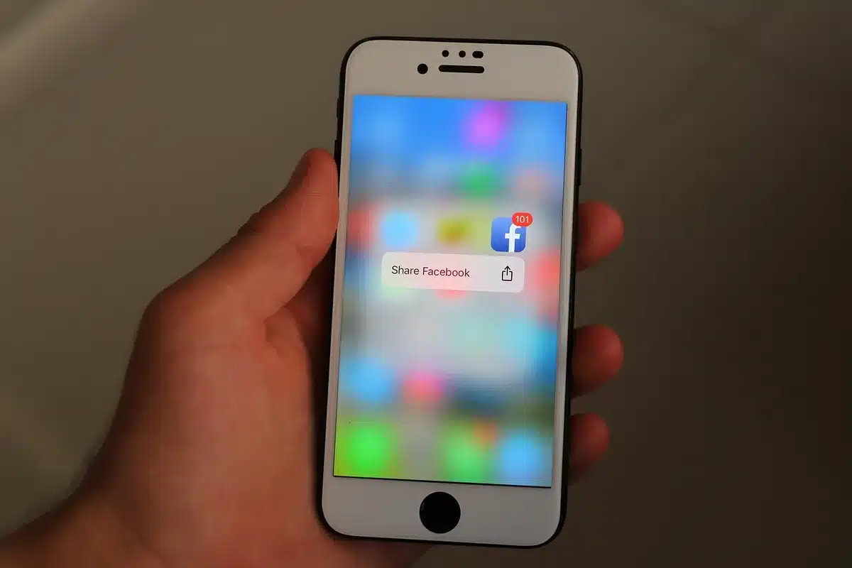 Schermo di smartphone con lista conversazioni e icona generica sconosciuta
